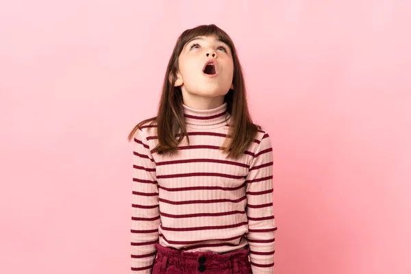 Fetiță Izolată Fundal Roz Uitându Sus Expresie Surprinsă — Fotografie, imagine de stoc