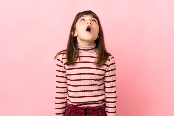 Bambina Isolata Sfondo Rosa Guardando Alto Con Espressione Sorpresa — Foto Stock