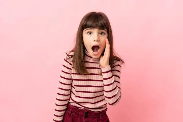 Niña Aislada Sobre Fondo Rosa Con Sorpresa Expresión Facial Impactada —  Fotos de Stock