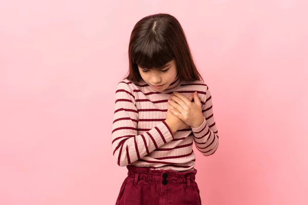 Malá Dívka Izolované Růžovém Pozadí Bolestí Srdci — Stock fotografie