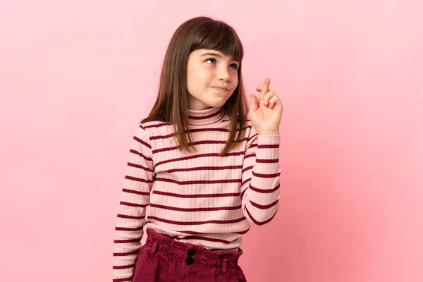 Malá Dívka Izolované Růžovém Pozadí Prsty Kříž Přeje Nejlepší — Stock fotografie