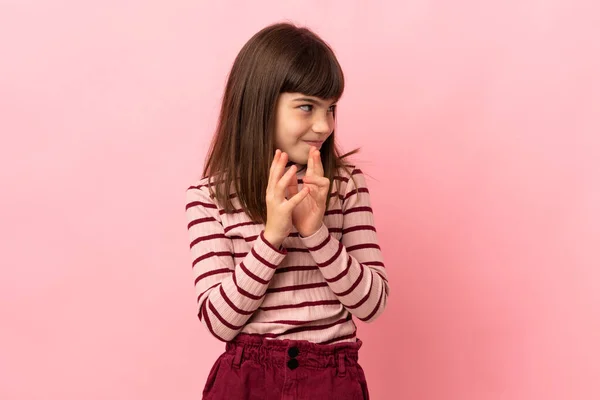 Malá Dívka Izolované Růžovém Pozadí Intrikující Něco — Stock fotografie