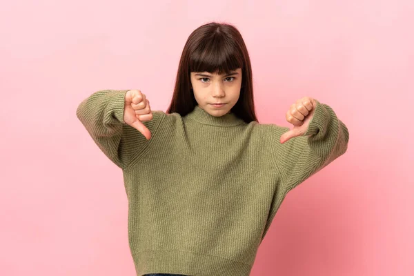 Malá Dívka Izolované Růžovém Pozadí Ukazující Palec Dolů Dvěma Rukama — Stock fotografie