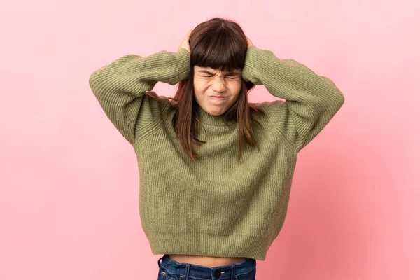 Kleines Mädchen Isoliert Auf Rosa Hintergrund Frustriert Und Bedeckt Ohren — Stockfoto