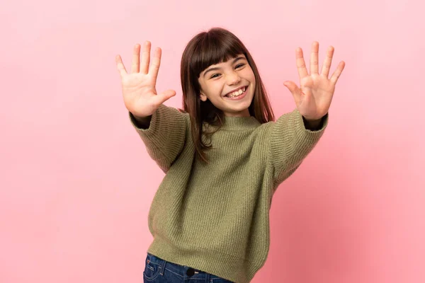 Malá Dívka Izolované Růžovém Pozadí Počítání Deset Prsty — Stock fotografie