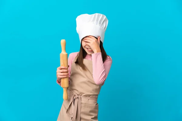 Kleines Mädchen Mit Nudelholz Auf Blauem Hintergrund Lacht — Stockfoto