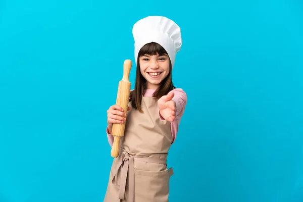 Bambina Che Tiene Mattarello Isolato Sfondo Blu Stringendo Mani Chiudere — Foto Stock