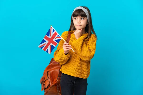 Dívka Studuje Angličtinu Izolované Modrém Pozadí Pochybnostmi Myšlení — Stock fotografie