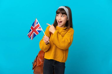 Mavi arka planda ingilizce okuyan küçük kız parmağını kaldırarak çözümü bulmaya çalışıyor.