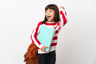 Beyaz arka planda izole edilmiş küçük öğrenci kız zaferi kutluyor.