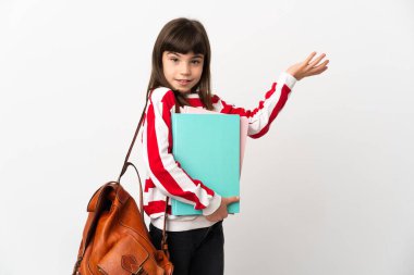 Beyaz arka planda izole edilmiş küçük kız, davet edilmek için ellerini yana uzatıyor.