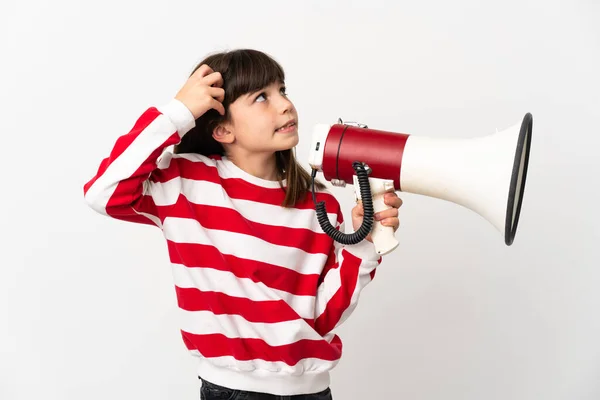 Mała Dziewczynka Odizolowana Białym Tle Trzymając Megafon Mając Wątpliwości — Zdjęcie stockowe