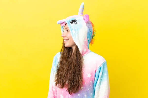 Chica Con Pijama Unicornio Sobre Fondo Aislado Mirando Lado — Foto de Stock