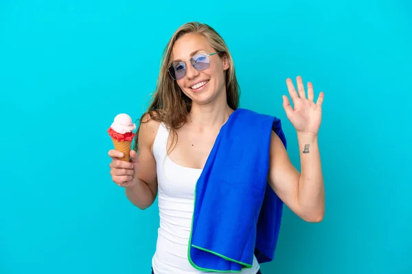 Νεαρή Λευκή Γυναίκα Που Κρατάει Παγωτό Και Φοράει Πετσέτα Θαλάσσης — Φωτογραφία Αρχείου