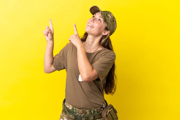 Військова Біла Жінка Тегом Собак Ізольована Жовтому Тлі Вказуючи Індексний — стокове фото