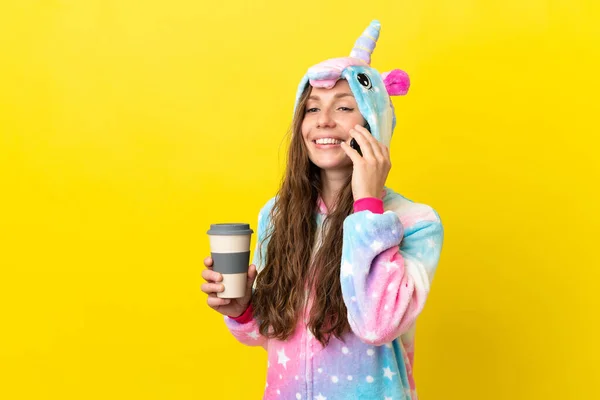 Mädchen Mit Einhorn Pyjama Über Isoliertem Hintergrund Mit Kaffee Zum — Stockfoto