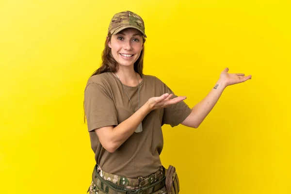 Військова Біла Жінка Тегом Собак Ізольована Жовтому Тлі Розтягуючи Руки — стокове фото