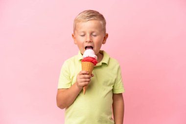 Kornet dondurması ile izole edilmiş arka planı olan küçük Rus çocuk.