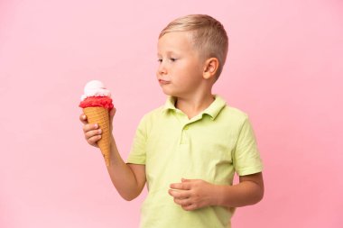 Kornet dondurması ile izole edilmiş arka planı olan küçük Rus çocuk.