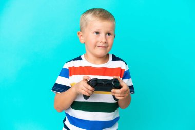 Küçük Rus çocuk izole edilmiş arka planda video oyunu kontrolörüyle oynuyor.