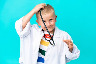 Tecrit edilmiş küçük Rus doktor çocuk.