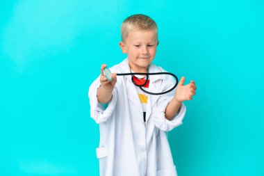 Tecrit edilmiş küçük Rus doktor çocuk.
