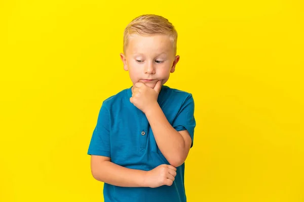 Pequeño Chico Ruso Aislado Sobre Fondo Amarillo Pensando — Foto de Stock