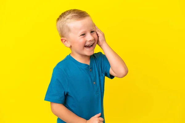 Pequeño Chico Ruso Aislado Sobre Fondo Amarillo Sonriendo Mucho —  Fotos de Stock