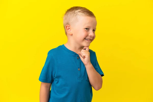 Pequeño Chico Ruso Aislado Sobre Fondo Amarillo Mirando Hacia Arriba —  Fotos de Stock