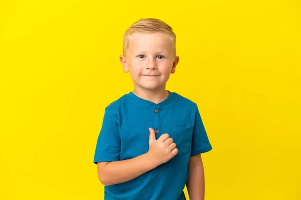 Mały Rosyjski Chłopiec Izolowany Żółtym Tle Dumny Zadowolony Siebie — Zdjęcie stockowe