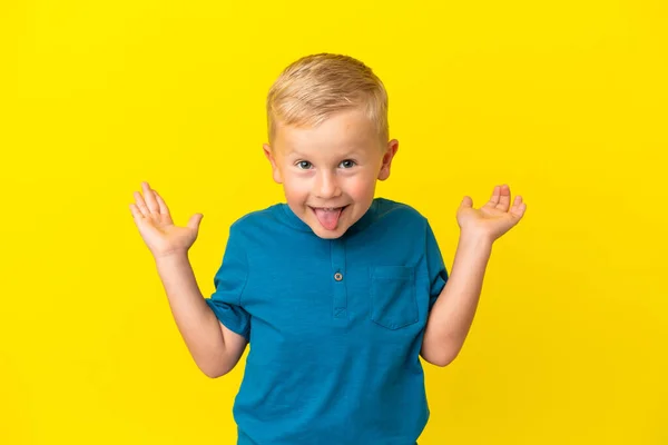 俄罗斯小男孩在黄色的背景上被隔离 满脸震惊的表情 — 图库照片