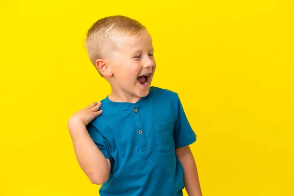 Pequeño Chico Ruso Aislado Sobre Fondo Amarillo Riendo —  Fotos de Stock