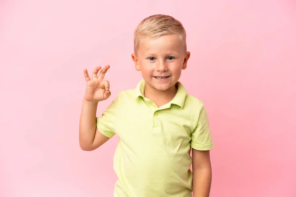 Kleine Russische Jongen Geïsoleerd Roze Achtergrond Tonen Teken Met Vingers — Stockfoto