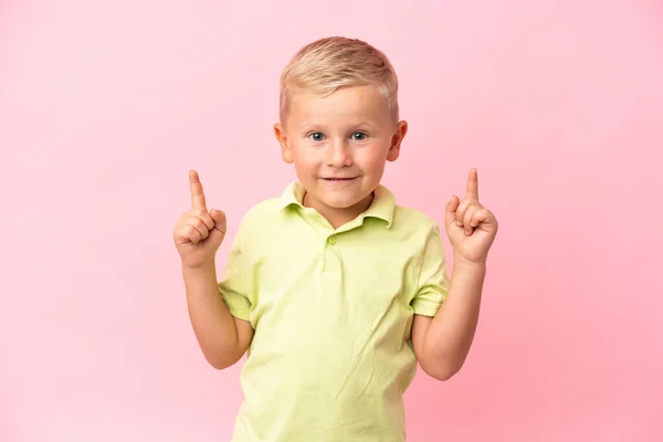 Kleine Russische Jongen Geïsoleerd Roze Achtergrond Wijzend Een Geweldig Idee — Stockfoto