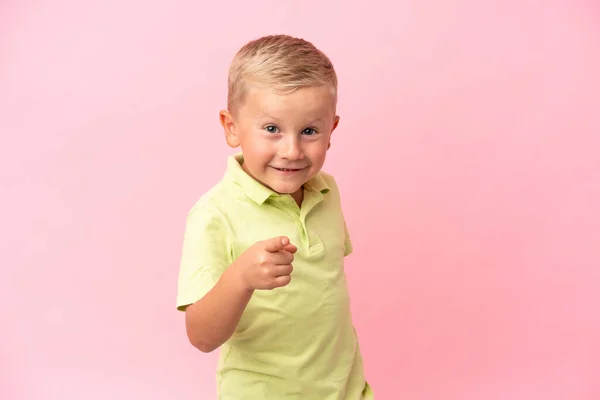 Pequeño Chico Ruso Aislado Sobre Fondo Rosa Sorprendido Apuntando Frente —  Fotos de Stock