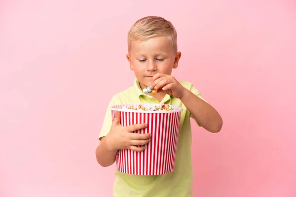 Pequeno Menino Russo Comendo Pipocas Uma Tigela Grande Sobre Fundo — Fotografia de Stock