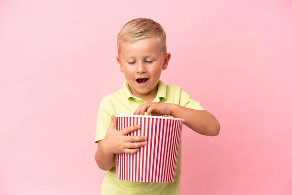 Pequeno Menino Russo Comendo Pipocas Uma Tigela Grande Sobre Fundo — Fotografia de Stock