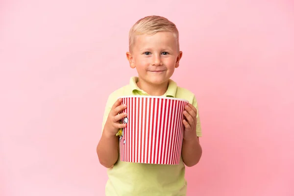 Pequeño Chico Ruso Comiendo Palomitas Tazón Grande Sobre Fondo Aislado —  Fotos de Stock