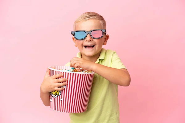 Mały Rosyjski Chłopiec Jedzący Popcorny Dużej Misce Odosobnionym Tle — Zdjęcie stockowe