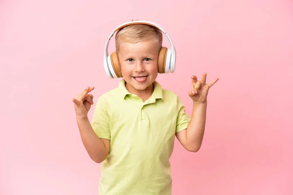 俄罗斯小男孩带着耳机听音乐 背景偏僻 — 图库照片