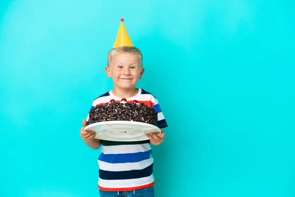 Piccolo Ragazzo Russo Possesso Torta Compleanno Sfondo Isolato — Foto Stock