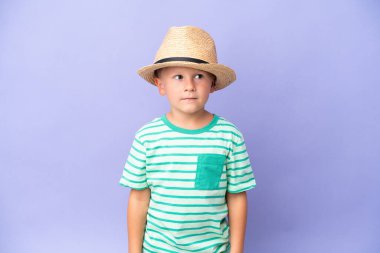 Tecrit edilmiş küçük Rus çocuk.