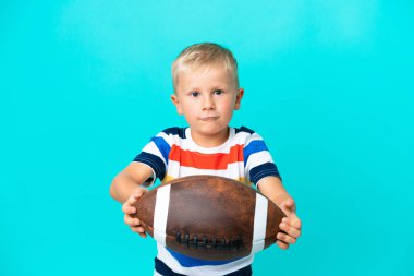 Küçük Rus çocuk soyutlanmış arka planda rugby oynuyor.