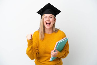 Beyaz arka planda izole edilmiş beyaz tenli genç bir öğrenci zaferi kutluyor.