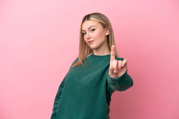 Mujer Joven Caucásica Aislada Sobre Fondo Rosa Mostrando Levantando Dedo —  Fotos de Stock