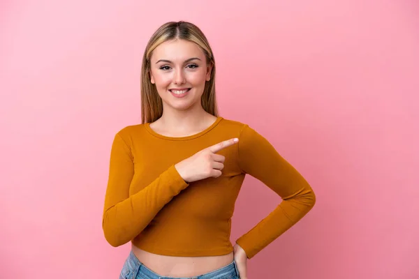 Giovane Donna Caucasica Isolata Sfondo Rosa Che Punta Verso Lato — Foto Stock