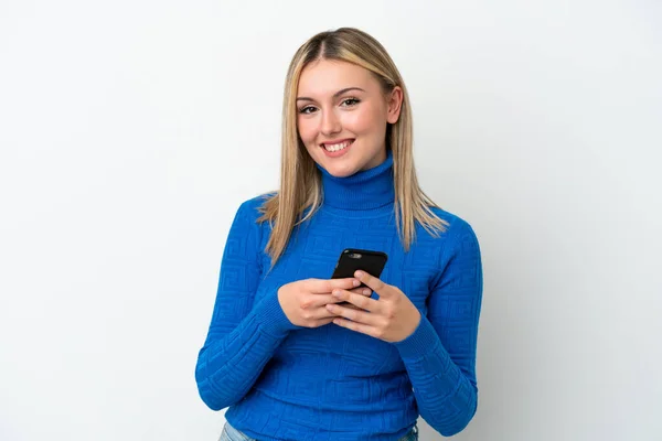Молода Біла Жінка Ізольована Білому Тлі Надсилаючи Повідомлення Мобільним — стокове фото