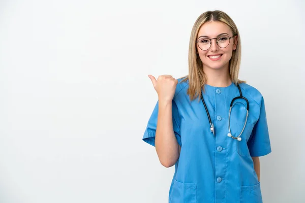 Young Surgeon Doctor Woman Isolated White Background Pointing Side Present — Stock Photo, Image