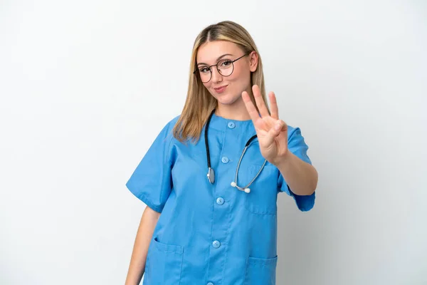 年轻的外科医生妇女 背景是白色的 她很快乐 用手指数着三个 — 图库照片