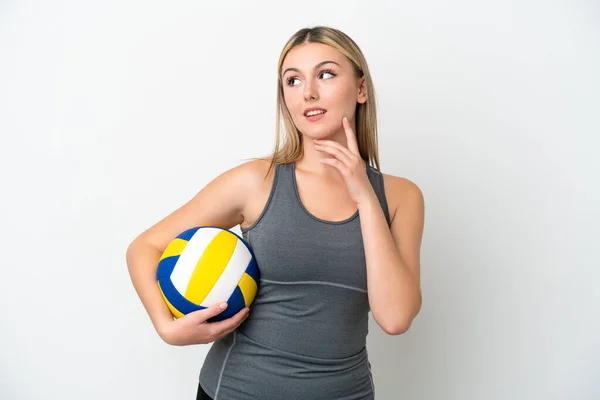 Jovem Caucasiana Jogando Vôlei Isolado Fundo Branco Pensando Uma Ideia — Fotografia de Stock